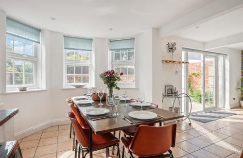 New Forest District House | Costal Retreat with Garden & BBQ