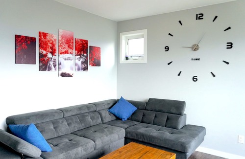 Black Mountain Apartment | Cosy 1-bdrm with Mountain and Vineyards view, close to golf course and Big White