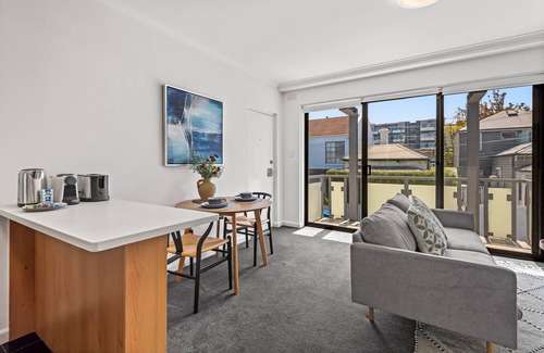 Elsternwick Apartment | Cosy 1-Bed Balcony Unit in Quiet Street by Shops