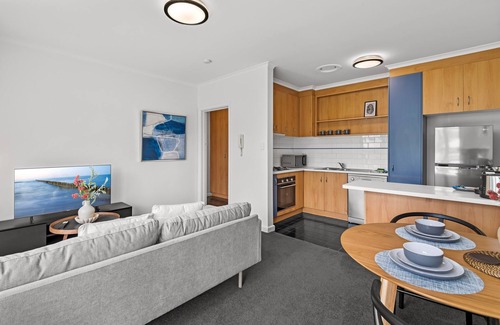 Elsternwick Apartment | Cosy 1-Bed Balcony Unit in Quiet Street by Shops