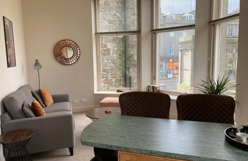 Central Aberdeen Apartment | Cosy 1 bedroom apartment with lovely views in the heart of Aberdeen city centre.