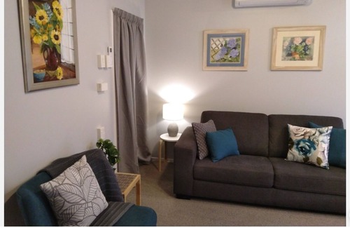 Waipahihi Apartment | Cosy 1 Bedroom Apartment in Quiet Neighbourhood