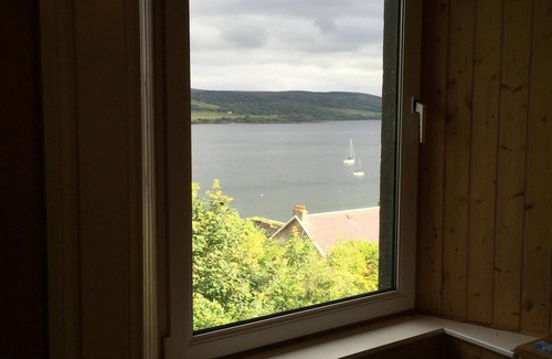 Tighnabruaich Apartment | Cosy 1st floor flat surrounded by communal gardens with seaview of Kyles of Bute