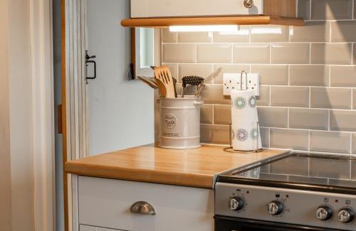 Chester House | Cosy 2 bed cottage in charming village of Christleton - For up to 5