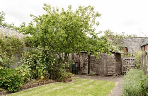 Chester House | Cosy 2 bed cottage in charming village of Christleton - For up to 5