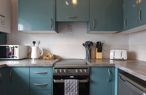 South Hayling Apartment | Cosy 2 Bed Flat with garden nr Beach Sleeps 4