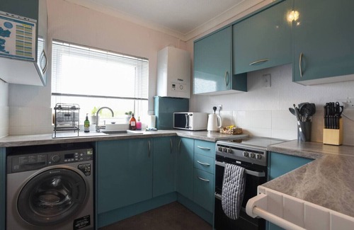 South Hayling Apartment | Cosy 2 Bed Flat with garden nr Beach Sleeps 4
