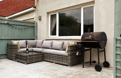 South Hayling Apartment | Cosy 2 Bed Flat with garden nr Beach Sleeps 4