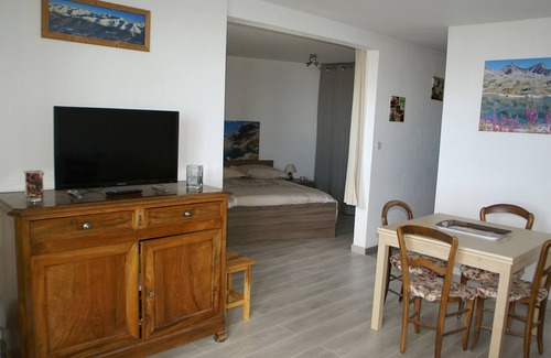 Prapoutel Apartment | Cosy 2-bedroom apartment with balcony, equipped kitchen, pet-friendly