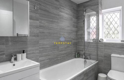 Langley Marish House | COSY 2 BED & FREE PARKING. NEAR HEATHROW/PINEWOOD
