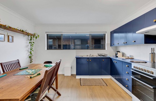 Holland Park West Apartment | Cosy 2-Bed in Leafy Street with Outdoor Dining
