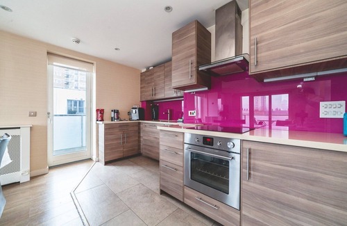 Lansbury Apartment | Cosy 2-Bed Poplar Flat w/City Views