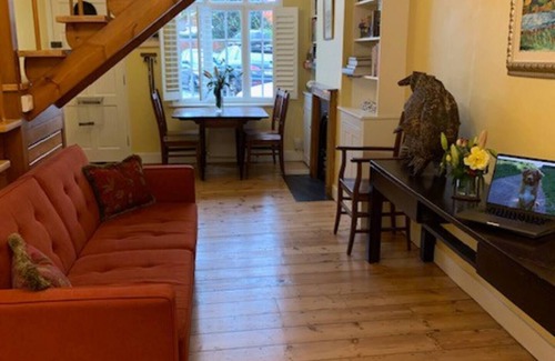East Molesey House | Cosy, 2-Bed Surrey cottage; easy access into London n