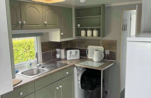 Skegness Cabin | Cosy 2-Bedroom Caravan with Decking