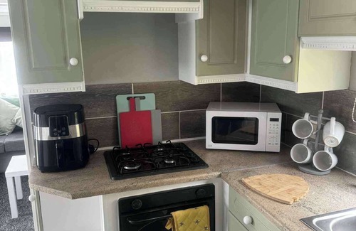 Skegness Cabin | Cosy 2-Bedroom Caravan with Decking