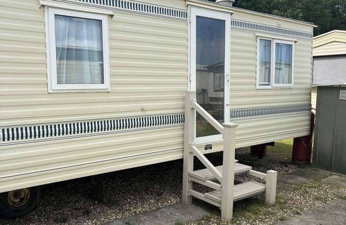 Skegness Cabin | Cosy 2-Bedroom Caravan with Decking