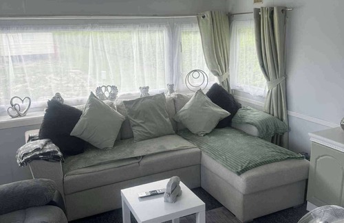 Skegness Cabin | Cosy 2-Bedroom Caravan with Decking