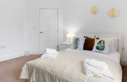 Datchet Apartment | Cosy 2 Bedroom Home with FREE Parking & WiFi Near Windsor Slough & Heathrow