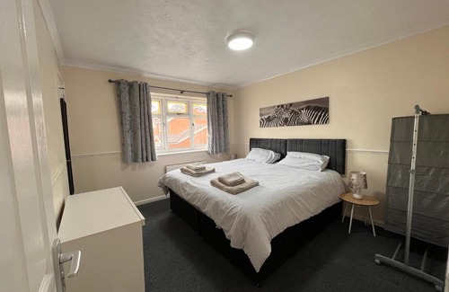 Brierley Hill House | Cosy 2 bedroomed semi detached house