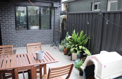 Moorabbin Apartment | Cosy 2B apartment with private parking - 5 minute walk to train and supermarket.