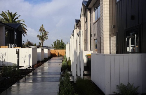 Henderson Apartment | Cosy 2BR House in Awaroa Road