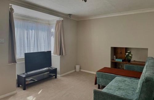 Uxbridge House | Cosy 3 Bed Home in Scenic Denham with Quick Heathrow & London Links