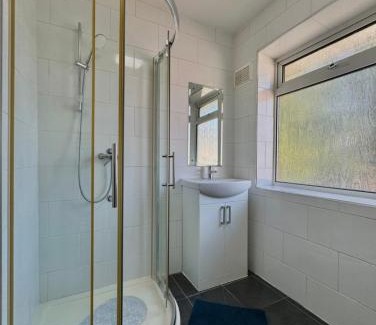 Uxbridge House | Cosy 3 Bed Home in Scenic Denham with Quick Heathrow & London Links