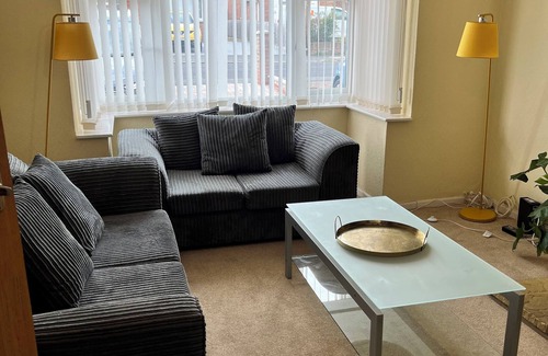 Kidlington House | Cosy 3 Bed House, Kidlington, Oxford, Blenheim, Cotswold With Private Parking