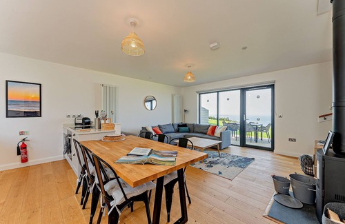 Pistyll Apartment | Cosy, 3-bedroom cottages with uninterrupted views of the sparkling Llyn Peninsula coastline.