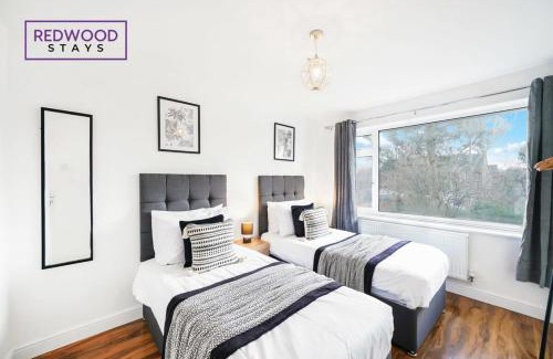 Rushmoor District House | Cosy 3-Bedroom Serviced House with Free WiFi and Parking By Redwood Stays