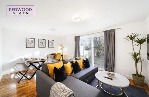 Rushmoor District House | Cosy 3-Bedroom Serviced House with Free WiFi and Parking By Redwood Stays