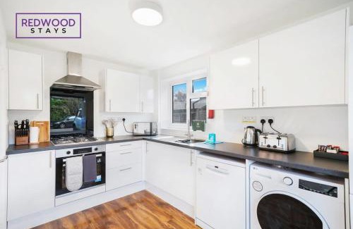 Rushmoor District House | Cosy 3-Bedroom Serviced House with Free WiFi and Parking By Redwood Stays