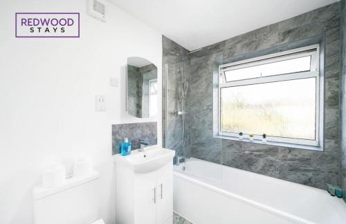 Rushmoor District House | Cosy 3-Bedroom Serviced House with Free WiFi and Parking By Redwood Stays