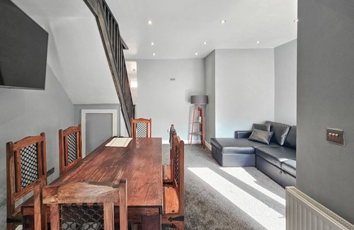 Manchester House | Cosy 4-Bed Home with On-street parking