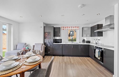 Newport Pagnell House | Cosy 4 Double Bedroom house - Perfect for work or leisure - free parking, WiFi
