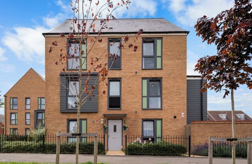 Newport Pagnell House | Cosy 4 Double Bedroom house - Perfect for work or leisure - free parking, WiFi