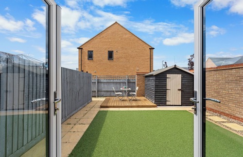 Newport Pagnell House | Cosy 4 Double Bedroom house - Perfect for work or leisure - free parking, WiFi
