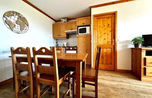 Notre-Dame-de-Bellecombe Apartment | Cosy 6-person apartment with pool and parking in village center