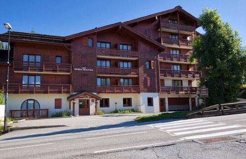 Notre-Dame-de-Bellecombe Apartment | Cosy 6-person apartment with pool and parking in village center