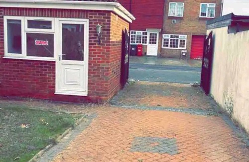 Slough House | Cosy 7 BR House, Free WiFi & Netflix, Private parking. A true hidden gem.