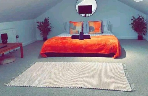 Slough House | Cosy 7 BR House, Free WiFi & Netflix, Private parking. A true hidden gem.