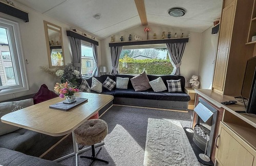 Skegness House | Cosy 8 berth caravan near to Skegness at Southview Holiday Park ref 33057F
