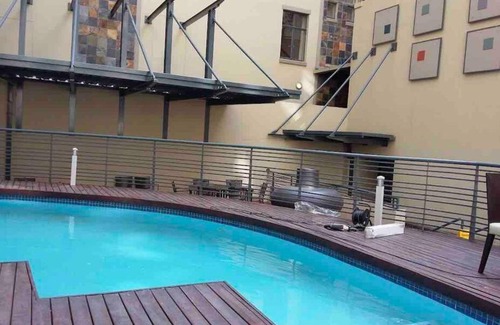Downtown Johannesburg Apartment | Cosy and Central FREE Parking & 24hrs Security