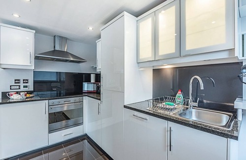Canary Wharf Apartment | Cosy and comfortable 2 bedroom apartment in Canary Wharf with river view