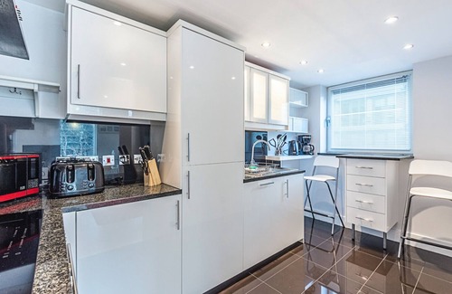 Canary Wharf Apartment | Cosy and comfortable 2 bedroom apartment in Canary Wharf with river view