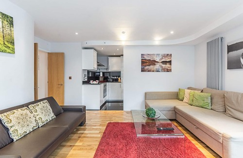 Canary Wharf Apartment | Cosy and comfortable 2 bedroom apartment in Canary Wharf with river view