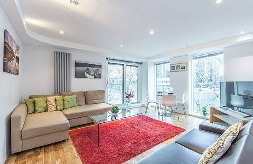Canary Wharf Apartment | Cosy and comfortable 2 bedroom apartment in Canary Wharf with river view