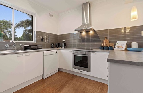 Rose Bay Apartment | Cosy and Quiet Walk to Beach and Harbor