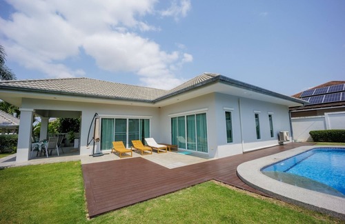 Hua Hin Villa | Cosy and relaxing pool villa, 10 min to the beach and shopping. Family friendly.