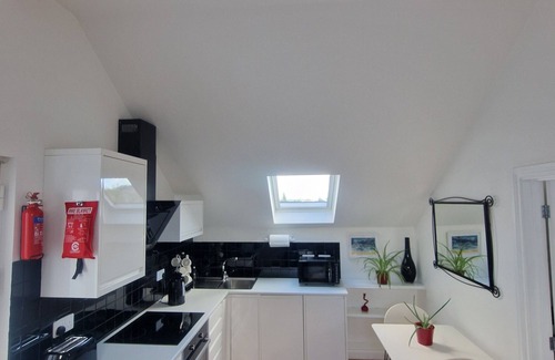 Maenporth Apartment | Cosy Annexe Apartment with Seaview Terrace, Secure Parking & EV Charging.